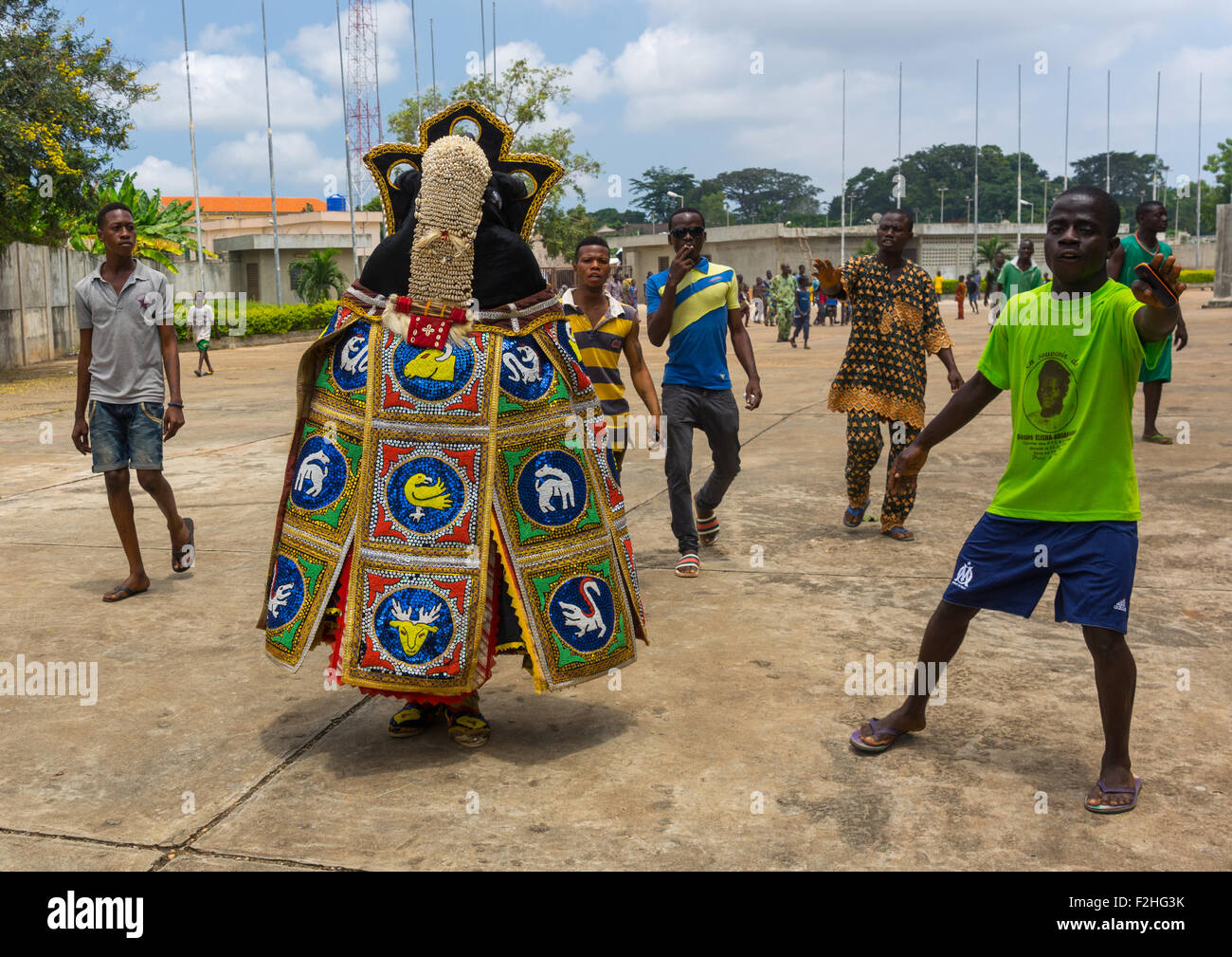 benin-west-africa-porto-novo-egoun-egoun-spirit-of-the-deads-walking-F2HG3K.jpg